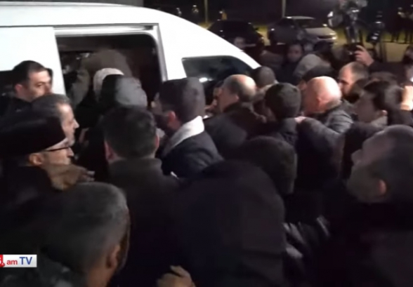 «Արա, այ պղծեր». ինչպես քաղաքացիները ճանապարհեցին 10 եպիսկոպոսներին (տեսանյութ)